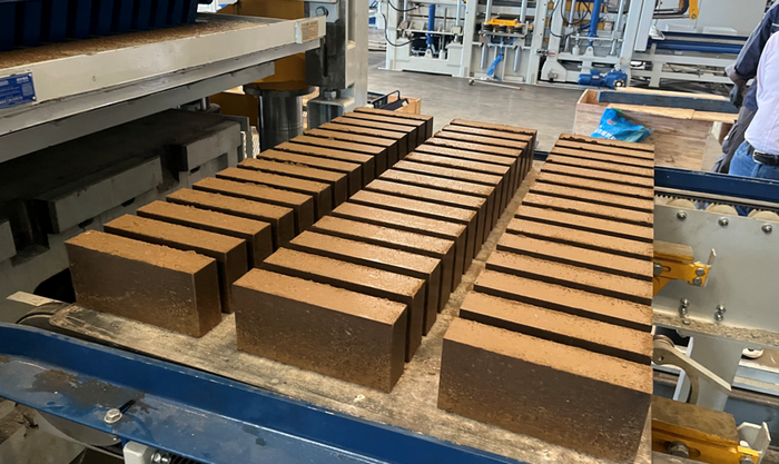 Inneal dèanamh breige gu tur fèin-ghluasadach ZN1500 a’ toirt cumhachd do neach-dèiligidh Sìona an Ear ann an cleachdadh ghoireasan sludge